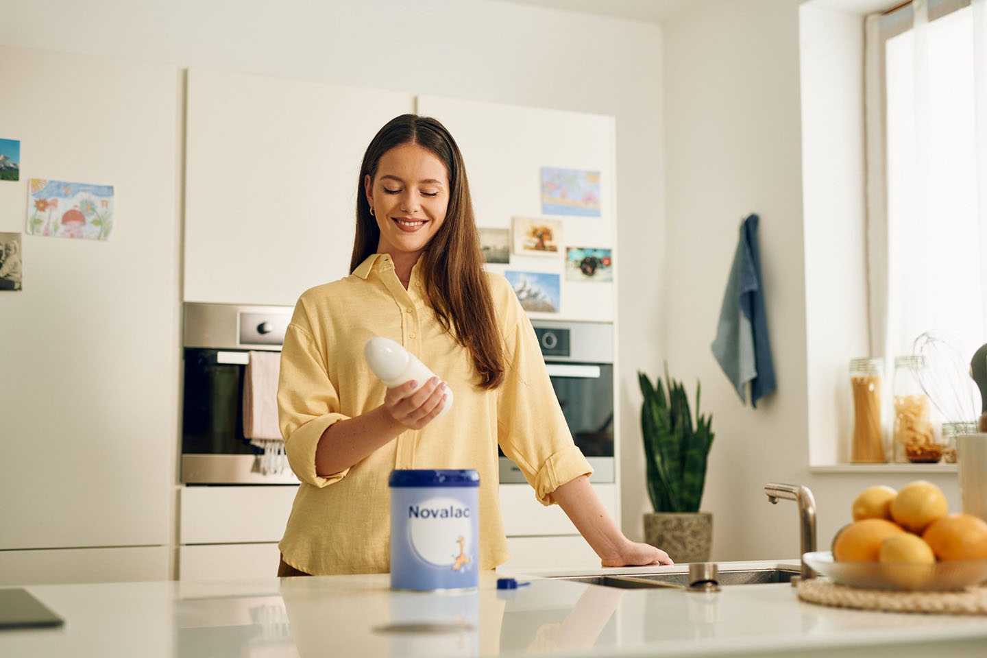 Мама приготвя адаптирано мляко Новалак.