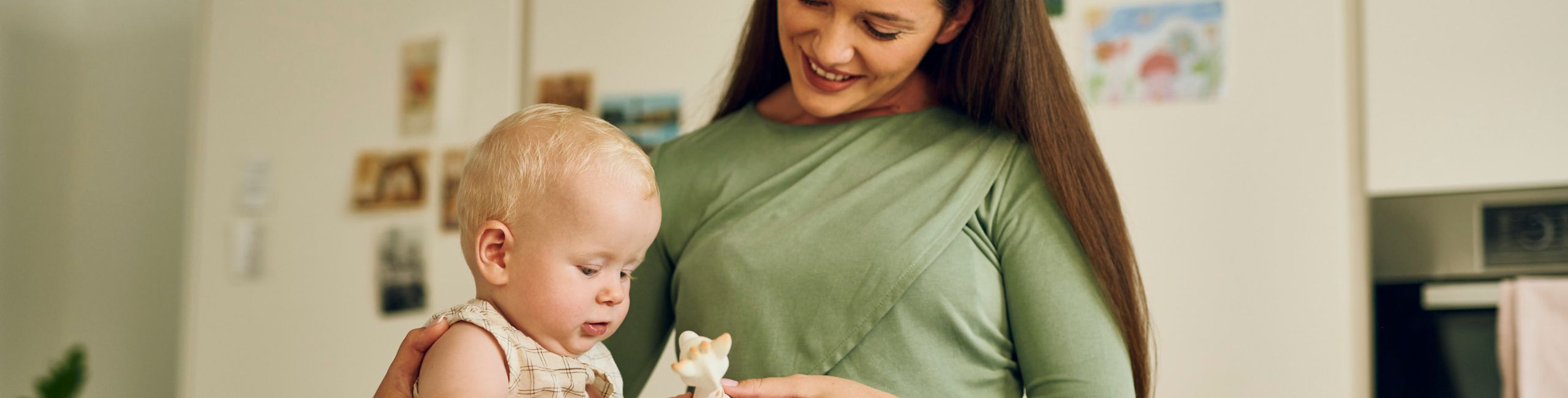 Майка с бебе в кухнята си играе с популярния жираф - безгрижни моменти без притеснения за алергии