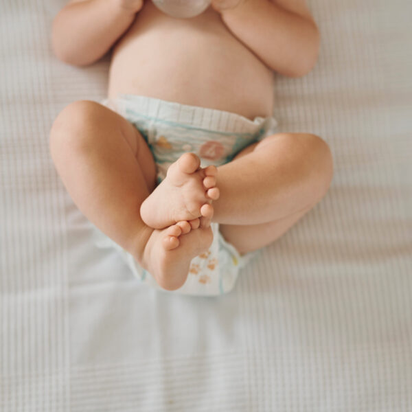 Бебето лежи с повдигнати и кръстосани крака, запек