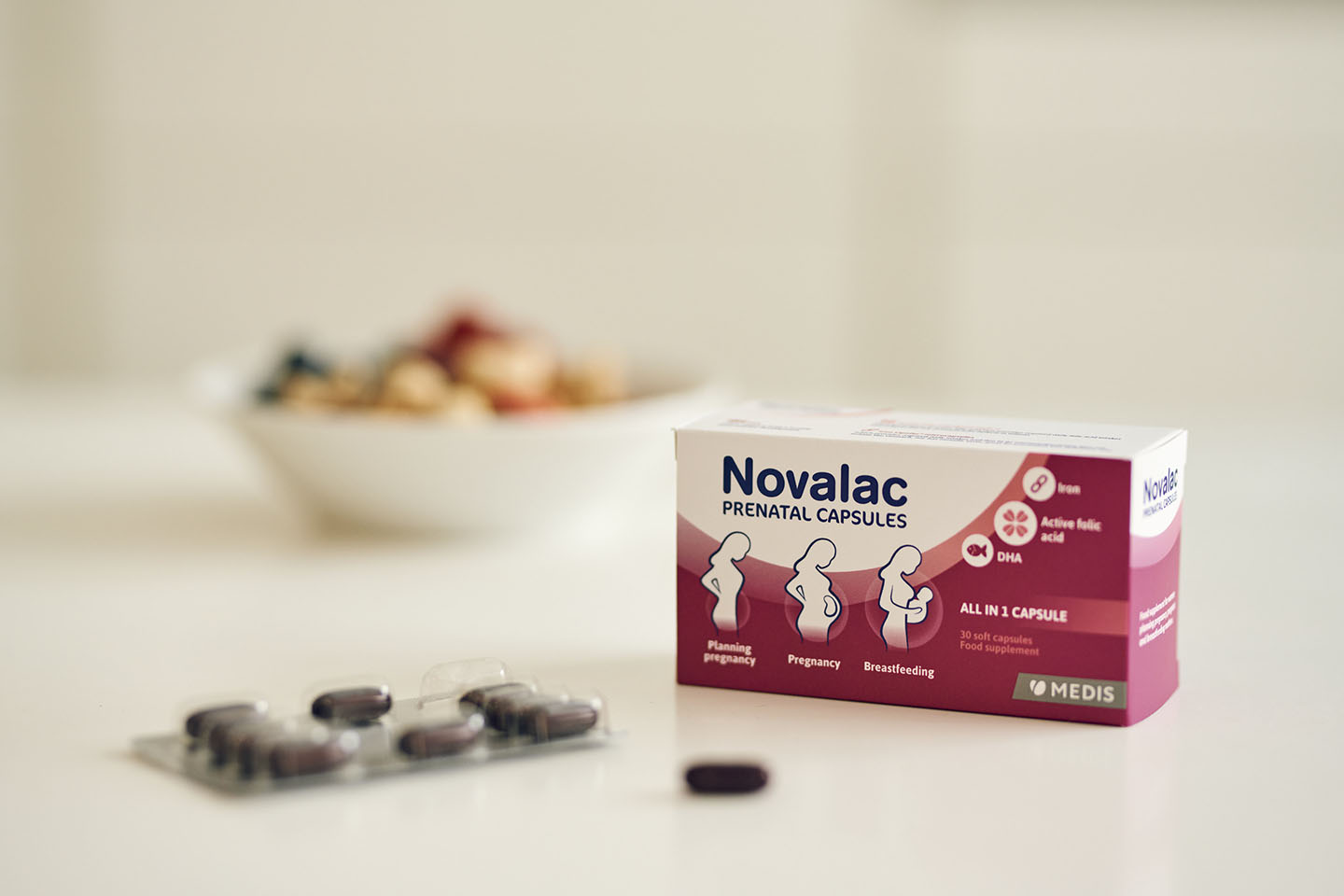 Пренатални капсули Novalac на маса с фокус върху съставките