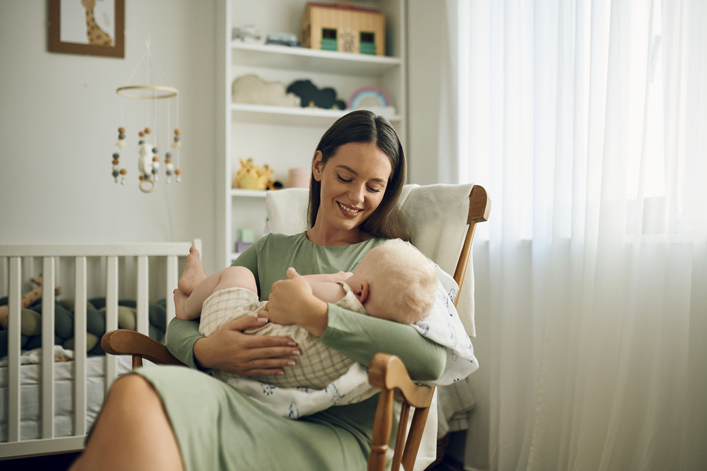 Майка кърми бебе в детска градина