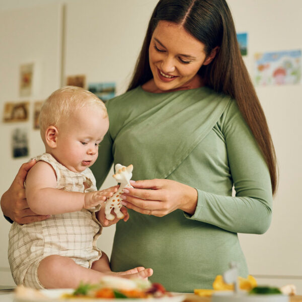 Майка с бебе в кухнята си играе с популярния жираф - безгрижни моменти без притеснения за алергии