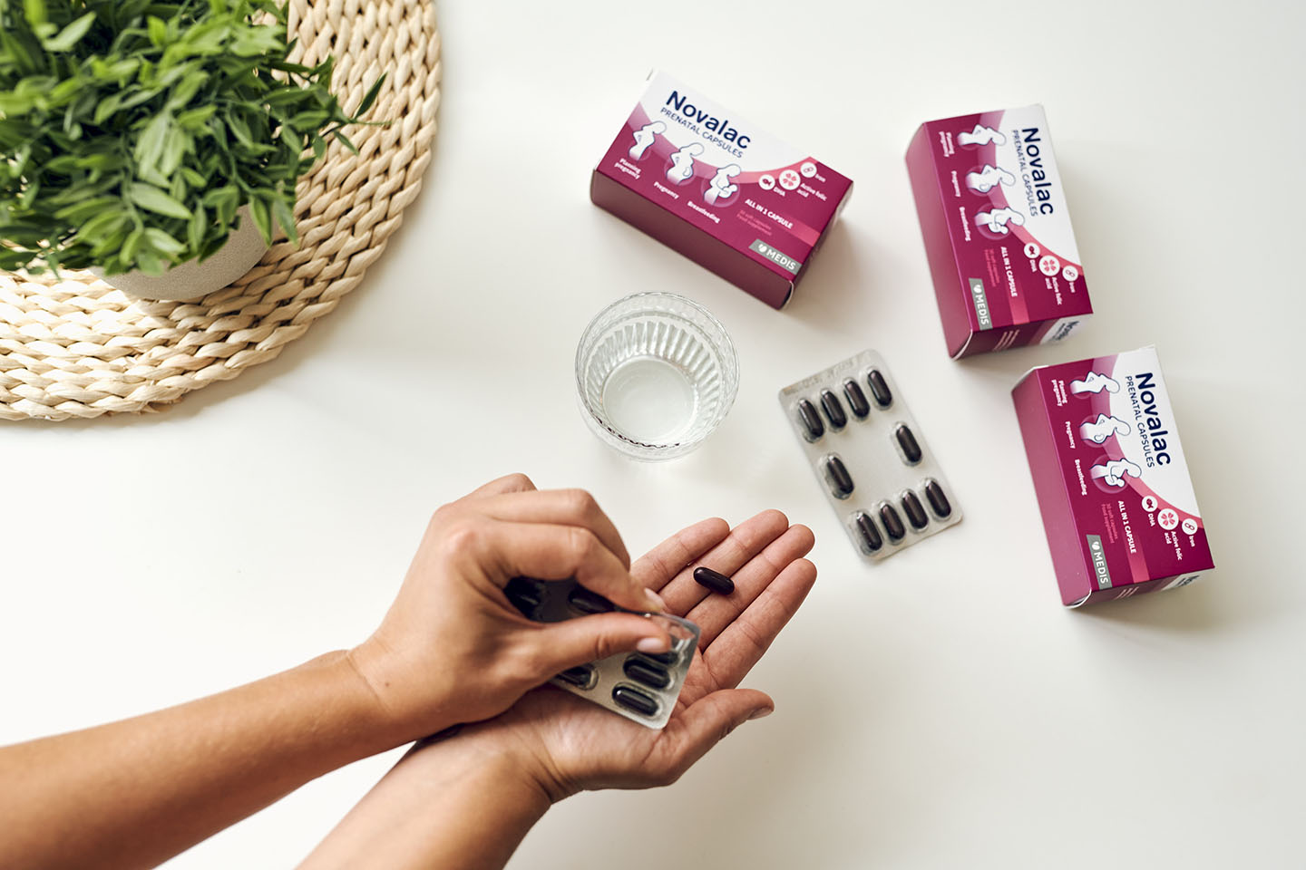 Прием на пренатални капсули Новалак с чаша вода