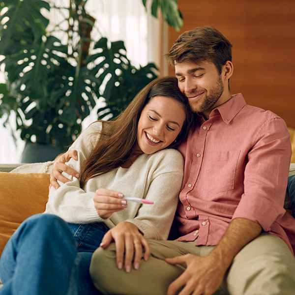 Par je sretan što vidi pozitivan test na trudnoću