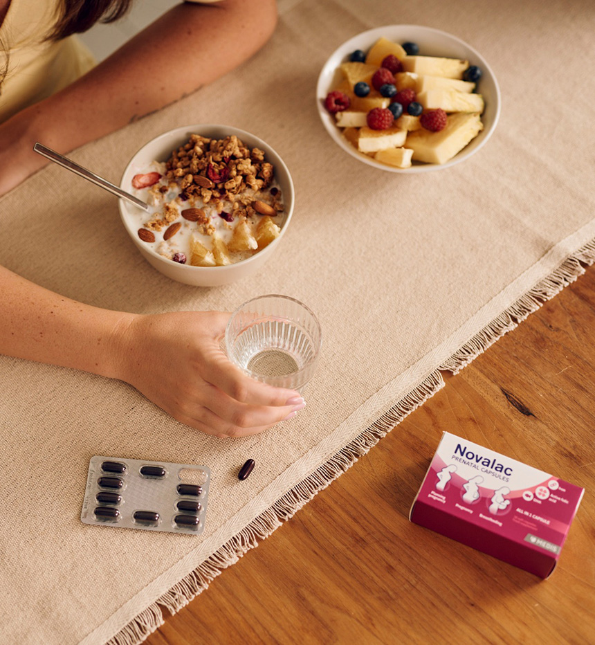 Здравословна закуска с витамини и чаша вода