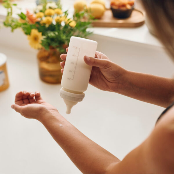 Проверка на температурата на млякото на китката преди хранене