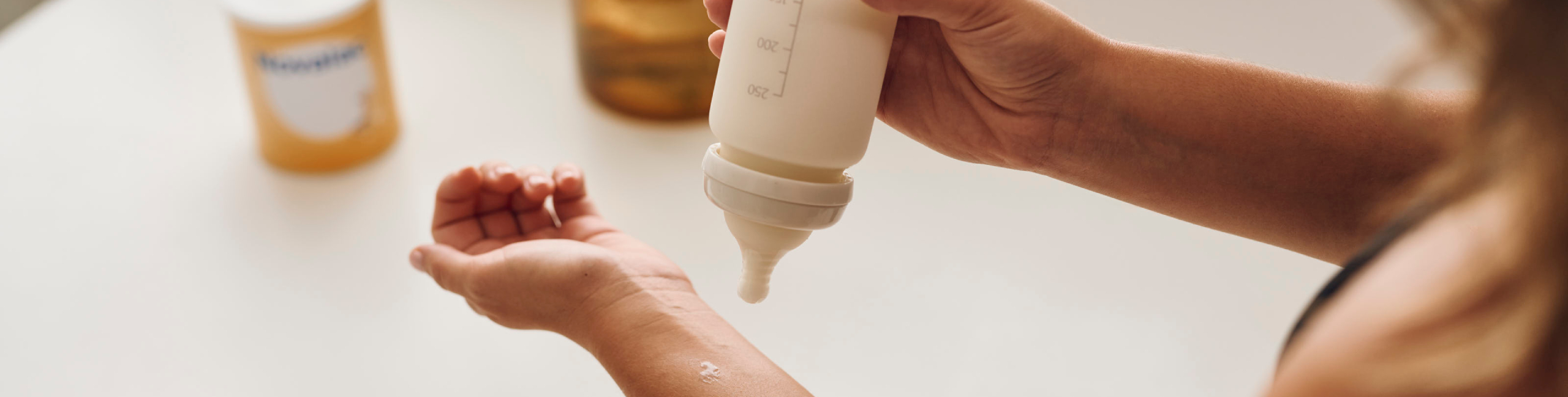 Проверка на температурата на млякото на китката преди хранене