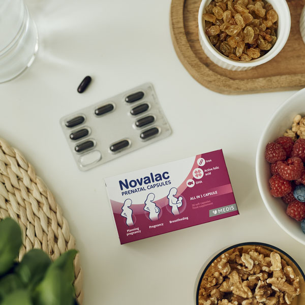 Пренатални капсули Novalac с ключови витамини.