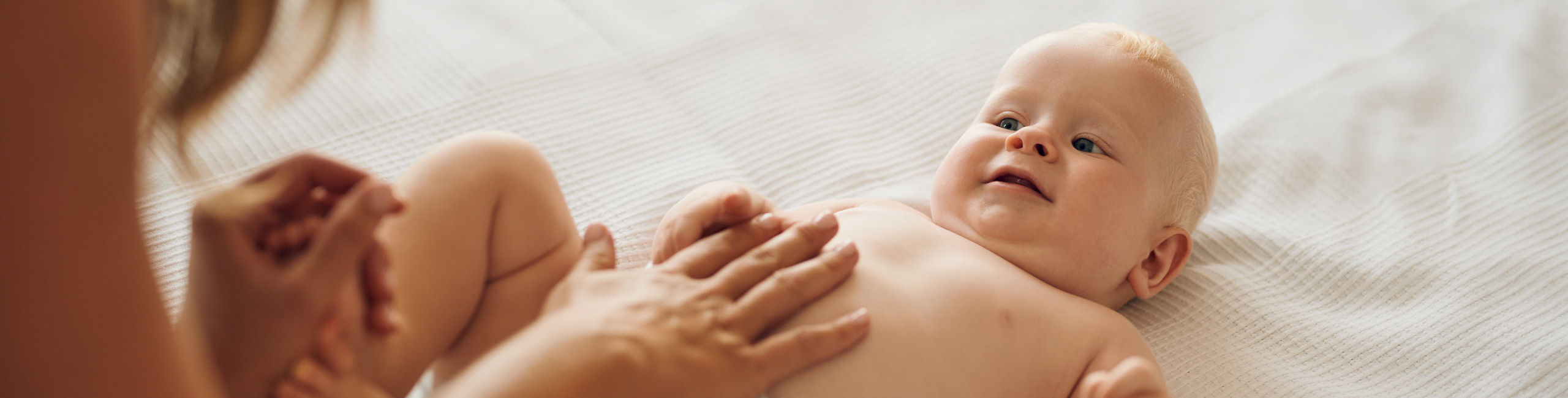 Бебе по време на смяна на памперс.