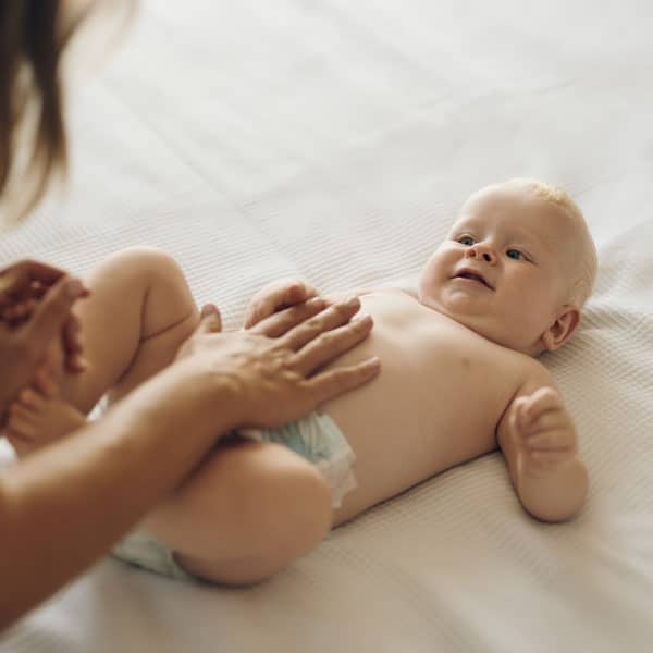 Бебе по време на смяна на памперс.