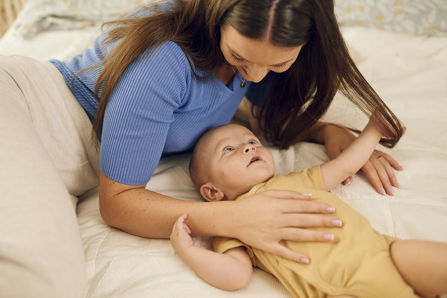 Майка държи бебето след хранене