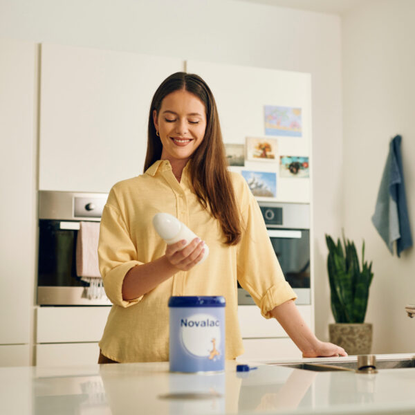 Мама приготвя нова млечна формула Novalac