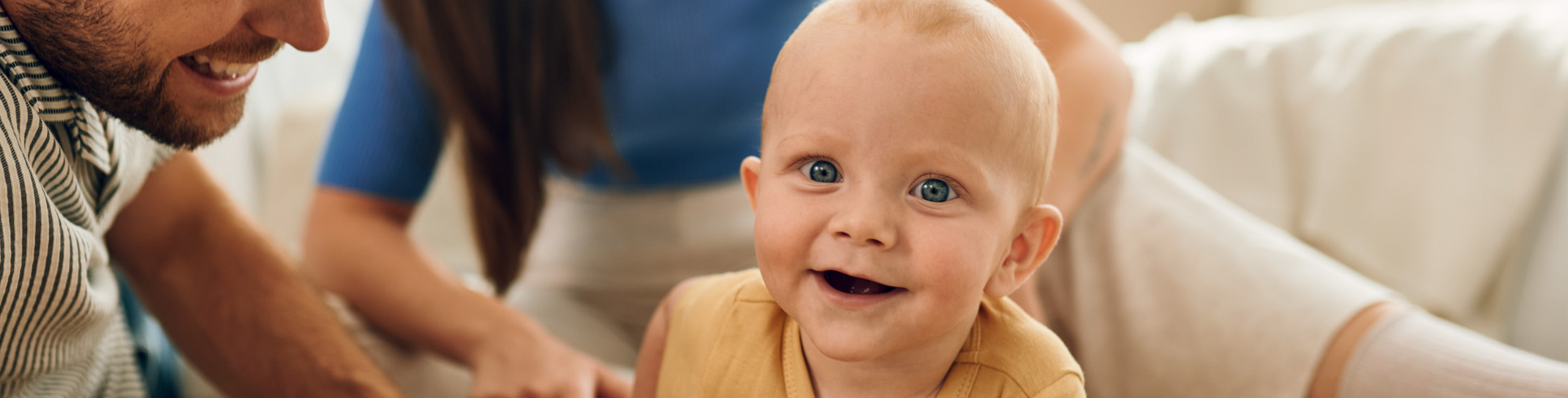 Щастливо семейство - мама, татко и бебе си играят.