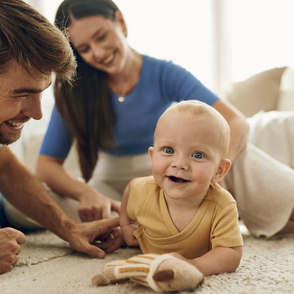 Щастливо семейство - мама, татко и бебе.