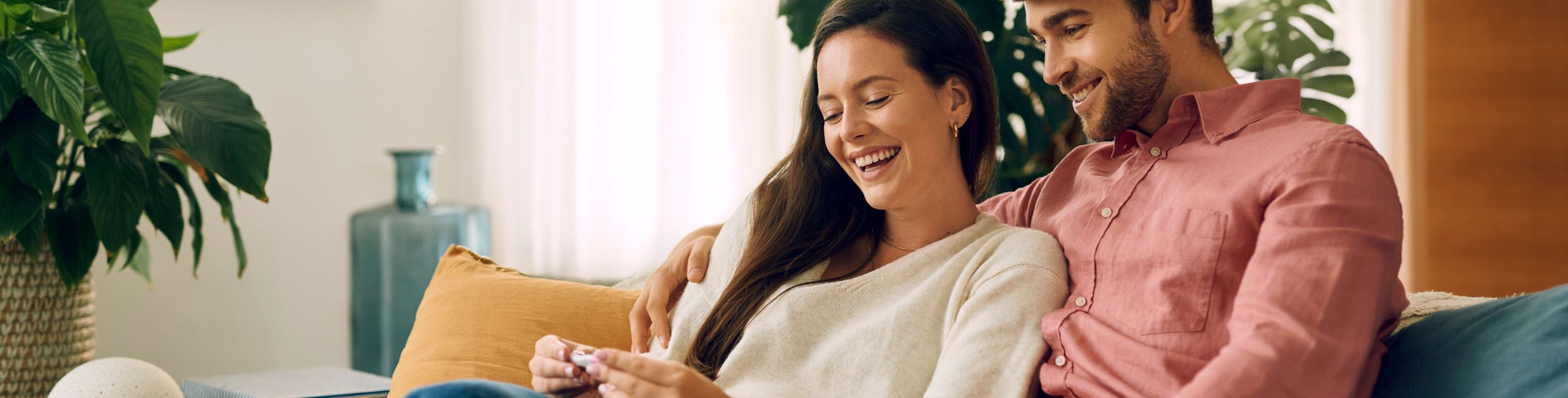 Par je sretan što vidi pozitivan test na trudnoću