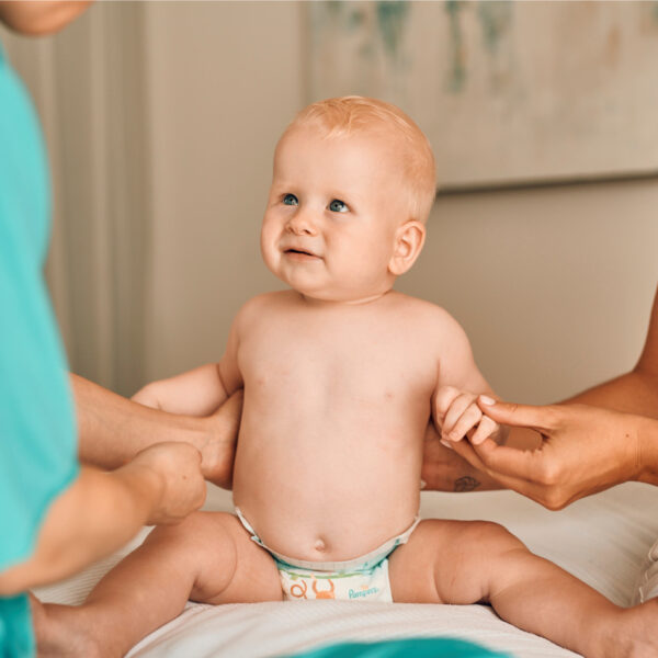 Бебето се преглежда от медицинска сестра в общността.