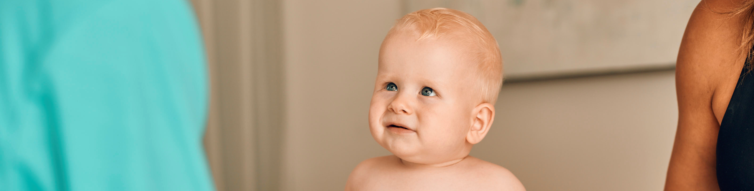 Бебето се преглежда от медицинска сестра в общността.