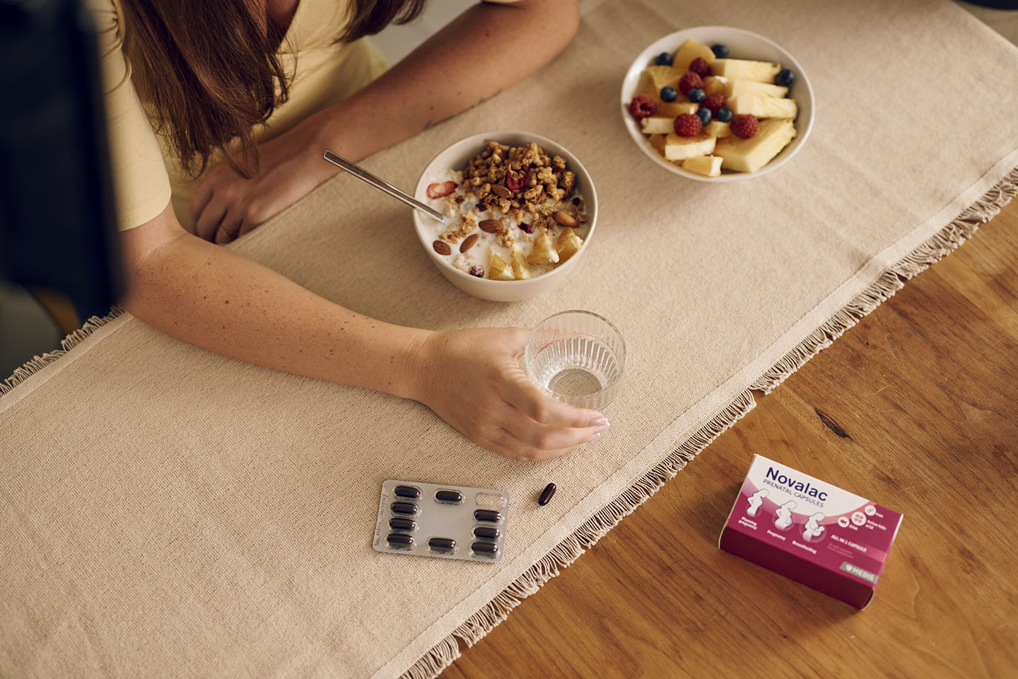 Жените разделят закуската си със зърнена закуска и чаша вода с пренатални капсули Novalac.