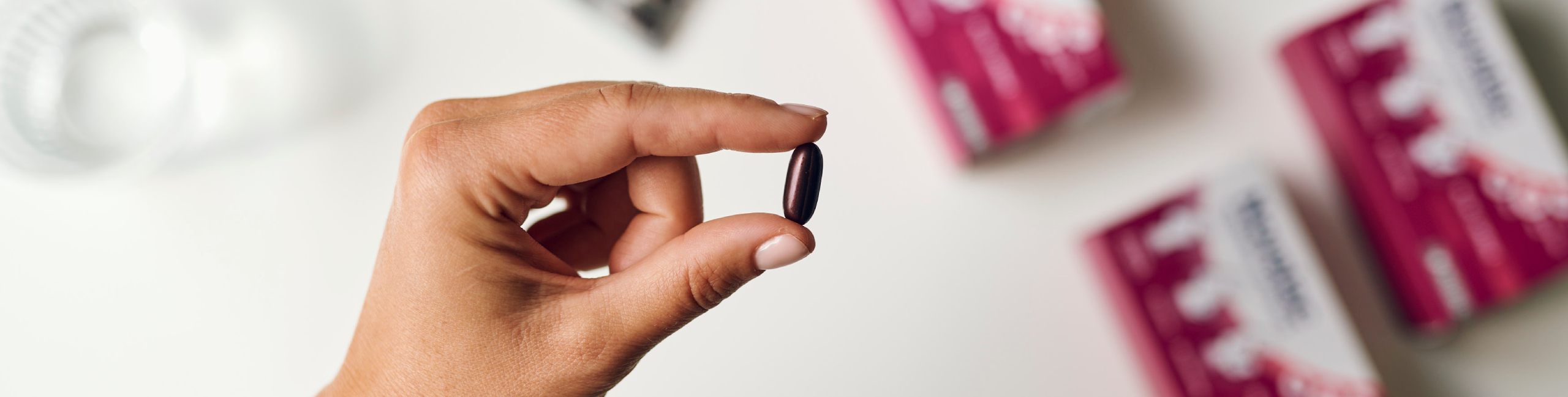 Ръка, държаща капсула Novalac с активна фолиева киселина Quatrefolic.