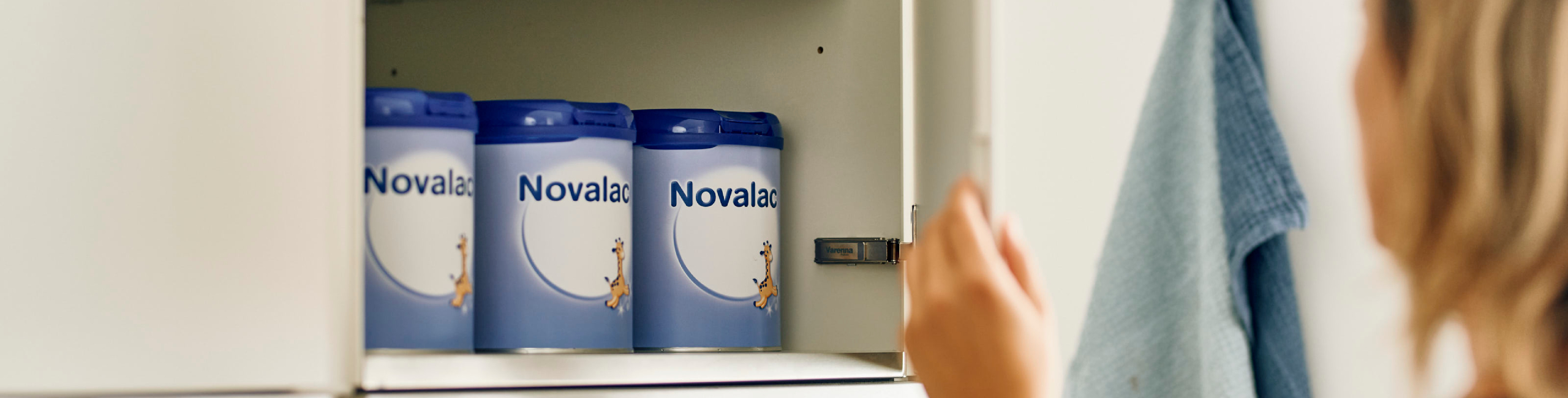 Мама посяга към Новалак с формулите, струпани на кухненския рафт.