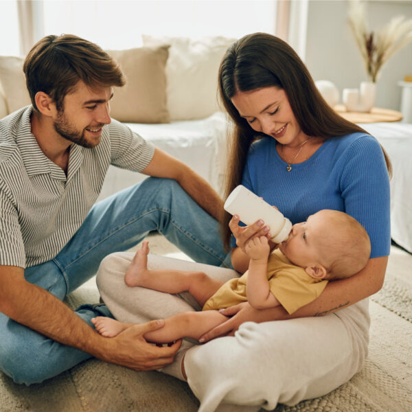 Родителите кърмят бебето си Новалак с шише