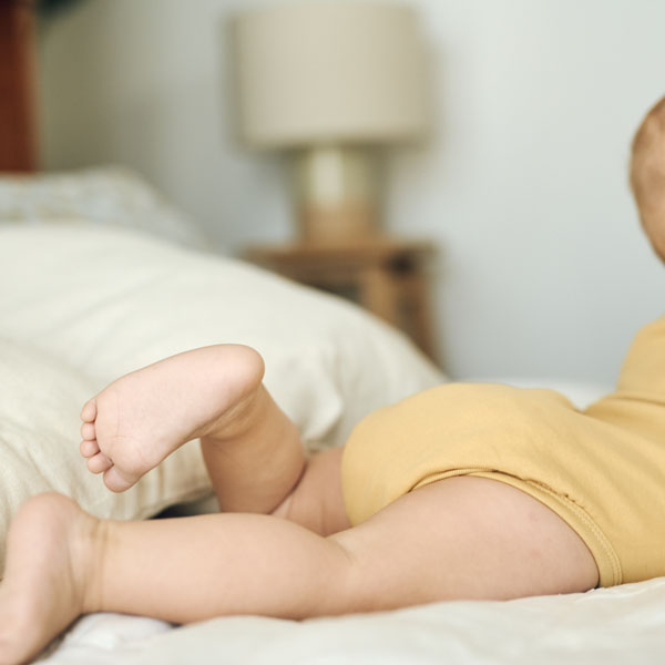 Бебето лежи по корем.