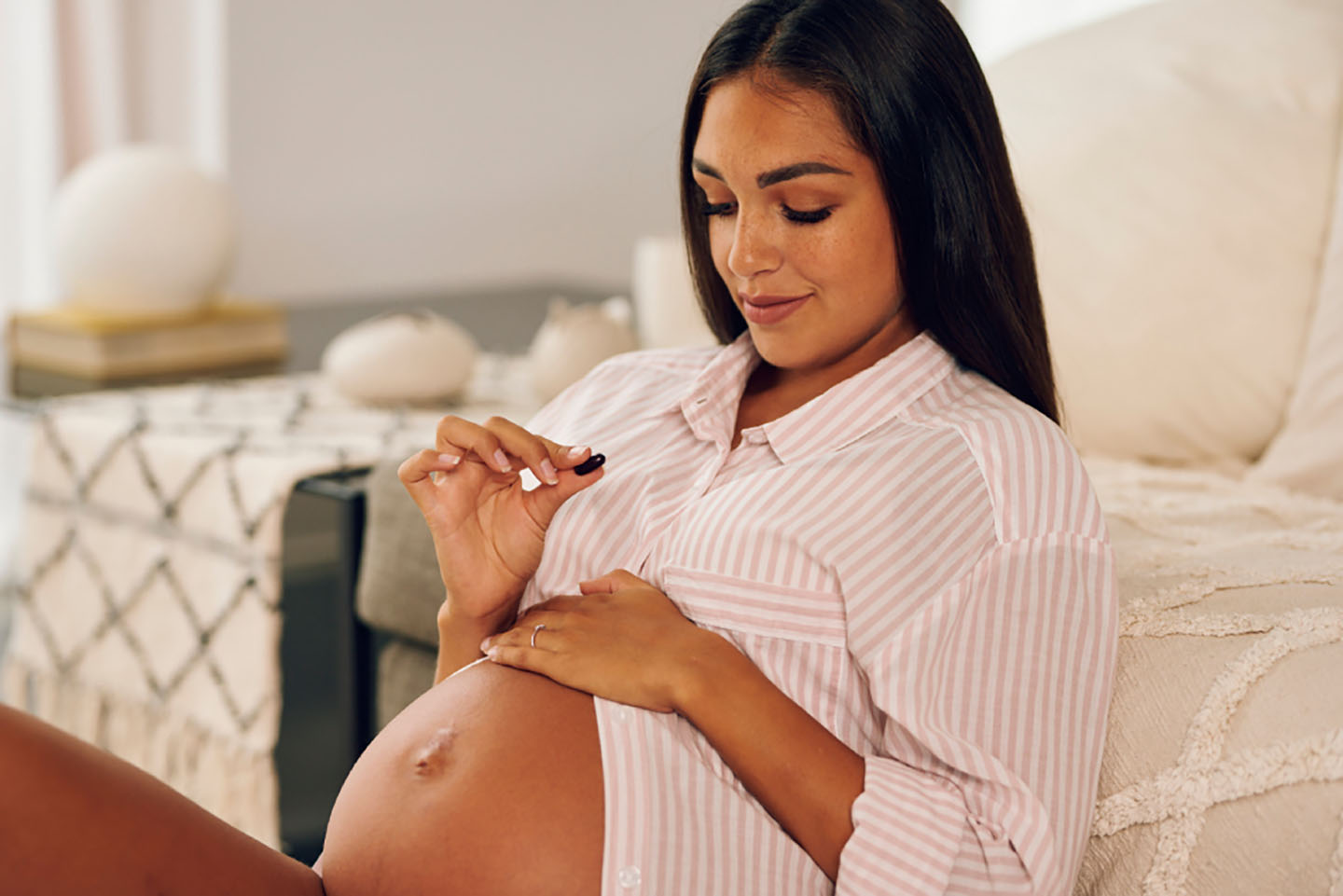 Бременна жена приема хранителна добавка