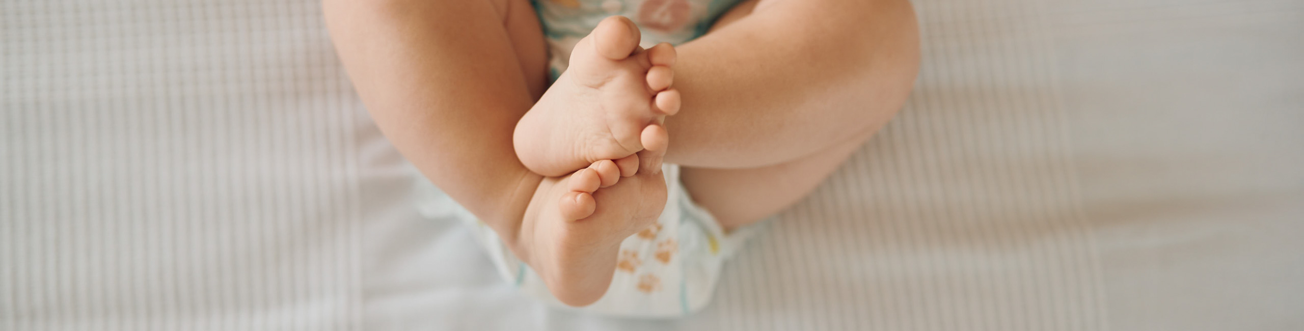 Бебето лежи с повдигнати и кръстосани крака, запек