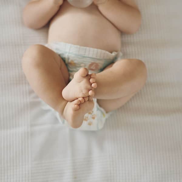 бебе с памперс, готов за смяна, запек